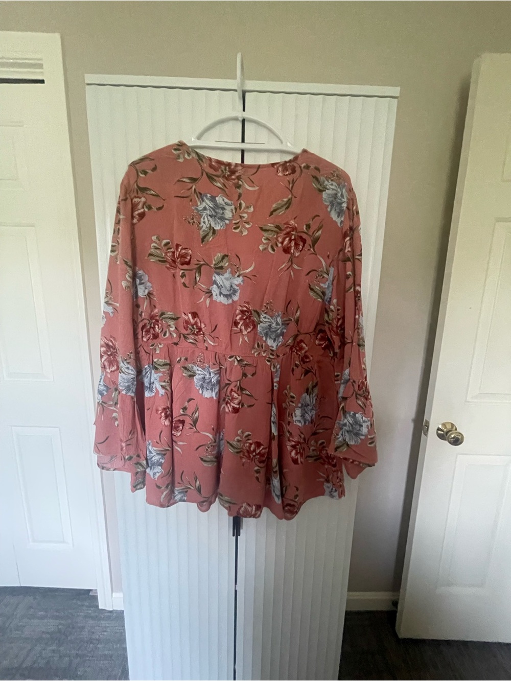 Torrid Dusty Rose Floral Crochet-Trim Peasant Blouse Size 2 - Picture 4 of 4